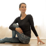 Yin-Yoga-Meiningen-Drehsitz-Yin-Yogalehrerin