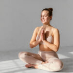 Der Morgen beginnt auf der Matte – Yoga-Routinen für einen energievollen Start