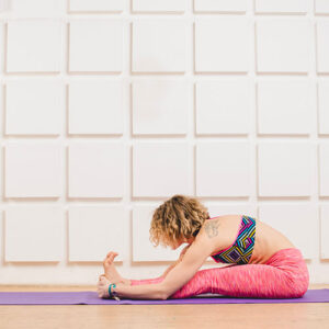 Sitzende Vorbeuge (Paschimottanasana)